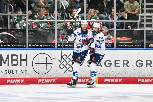 Max Calce (rechts) gratuliert in Augsburg Tom Kühnhackl zu dessen Treffer zum 4:3 (47.) für die Adler. | Foto: Goldberg/PIX-Sportfotos