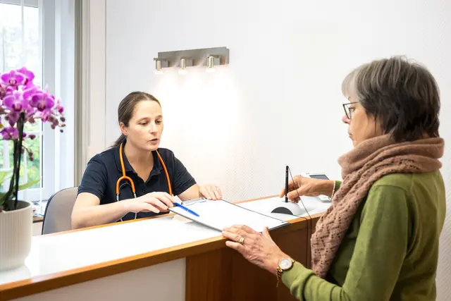 Bei einer bereits diagnostizierten Osteoporose haben Patientinnen und Patienten alle fünf Jahre Anspruch auf eine Knochendichtemessung, bezahlt von der Krankenkasse. | Foto: Benjamin Nolte/dpa-mag