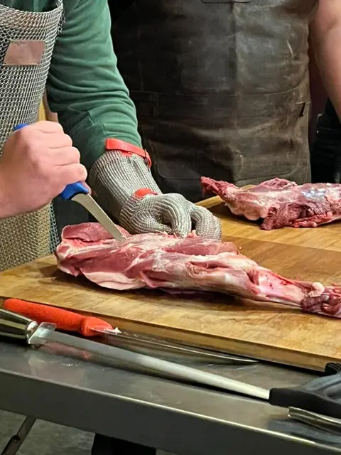Vom Wildschwein zur fertigen Bratwurst: Bei einem Kurs im Haus der Nachhaltigkeit in Johanniskreuz lernen Teilnehmer, wie Wildfleisch verarbeitet und gewürzt wird. | Foto: Landesforsten.RLP.de/ P. Hochscheidt/gratis