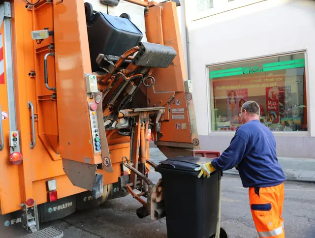 Ein Pkw streifte in Kaiserslautern eine Mitarbeiterin der Müllabfuhr mit dem Außenspiegel und fuhr weiter. Die 35-Jährige erlitt bei der Fahrerflucht eine Rippenprellung. (Symbolfoto) | Foto: Gisela Böhmer