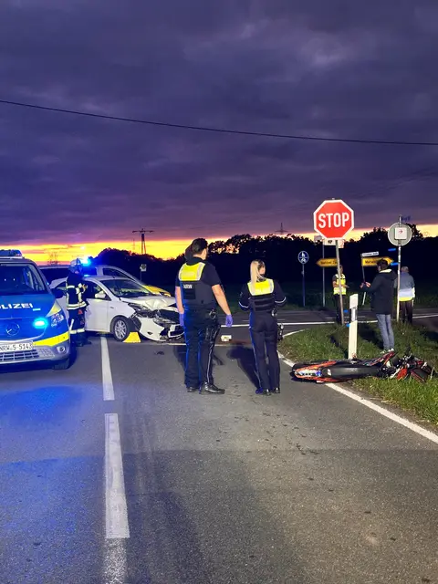 An der Kreuzung Malberger Straße und Marienthaler Straße in Schermbeck stießen ein Pkw und ein Motorrad zusammen. Feuerwehr, Rettungsdienst und Polizei waren im Einsatz. | Foto: Feuerwehr Schermbeck