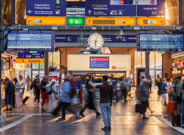 Eine Durchsage schreckte am Freitag die Passanten etwa am Frankfurter Hauptbahnhof auf. (Archivbild) | Foto: Andreas Arnold/dpa