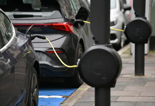 Die Elektroautozulassungen steigen in allen Bundesländern - aber längst nicht gleichmäßig. (Archivbild) | Foto: Arne Dedert/dpa