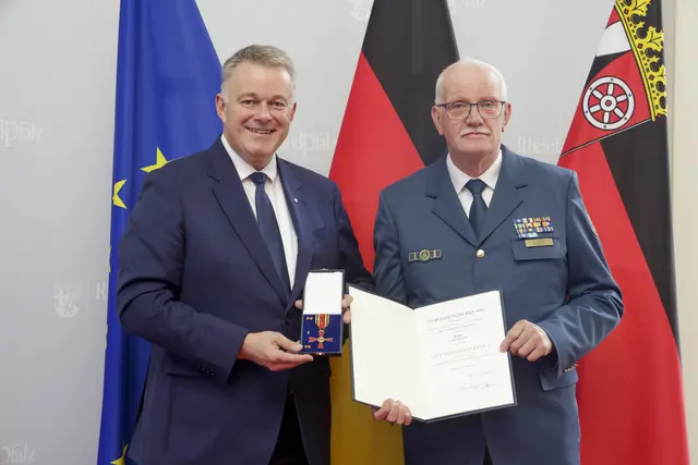 Uwe Keller erhält das Verdienstkreuz für sein langjähriges Engagement im Rettungsdienst, THW und Ehrenamt. | Foto: Copyright Staatskanzlei RLP / Sämmer