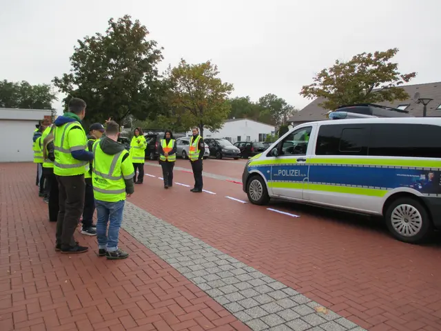 Beim Verkehrs-Workshop der Polizei Schifferstadt übten 15 Teilnehmer der Ludwigshafener Werkstätten das sichere Überqueren von Straßen. Im Fokus standen Ampeln, Zebrastreifen, Verkehrsinseln und Sichtbarkeit in der dunklen Jahreszeit. | Foto: Polizeidirektion Ludwigshafen