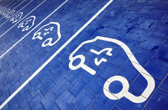 Keine Sorge vor zu geringer Reichweite: Größere Batterien, ein engmaschigeres Ladenetz und integrierte Navigationssysteme machen die Streckenplanung einfacher und sorgen für eine zuverlässige Stromversorgung. | Foto: Bernd Thissen/dpa