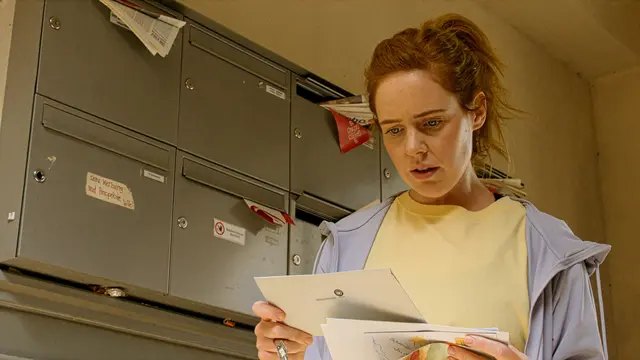 Toni liest bei GZSZ vor den Briefkästen einen Dankesbrief von Nina aus der JVA und wirkt sichtlich betroffen.