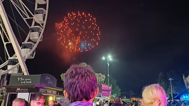 Mit einem Feuerwerk über dem Messeplatz ist die Lautrer Oktoberkerwe in ihre elf Kerwetage gestartet. Das farbenprächtige Spektakel stimmte die Besucher auf Fahrgeschäfte, Buden und gesellige Stunden ein. | Foto: Monika Klein