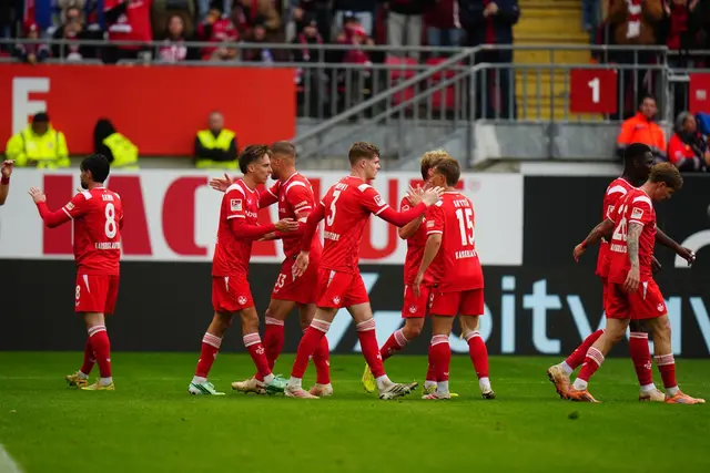 Kaiserslautern bejubelt den Heimsieg gegen Bochum. | Foto: Thomas Frey/dpa