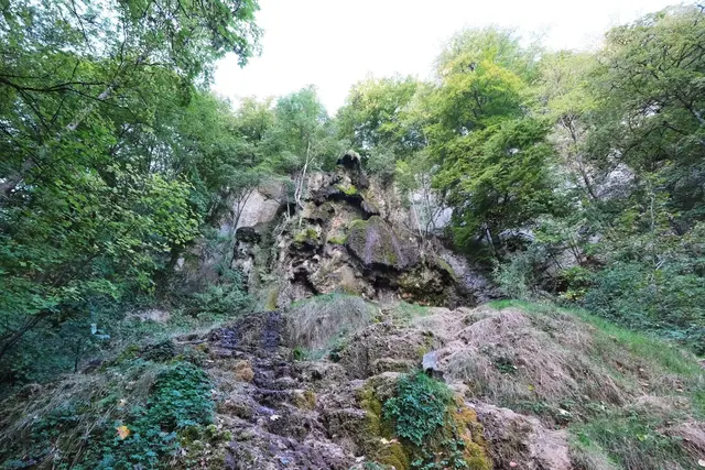Ein Rinnsal tröpfelt am Wasserfall Bad Urach ins Tal. (Archivbild) | Foto: Bernd Weißbrod/dpa