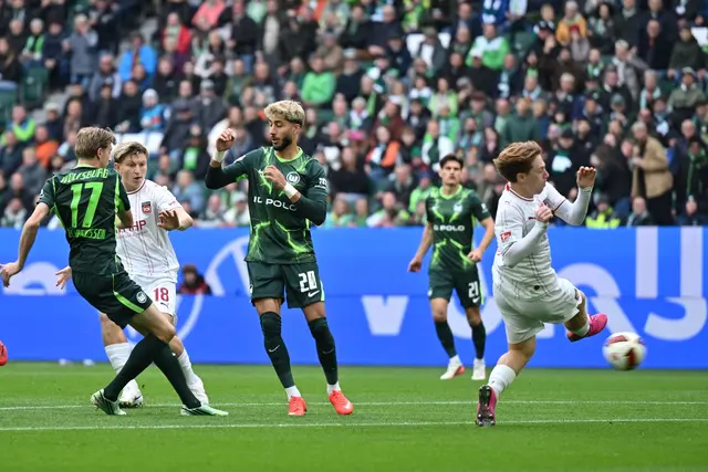 Wolfsburgs Alexander Bernhardsson (Nr. 17) erzielt nach 34 Sekunden das bislang schnellste Tor der Zweitliga-Saison. | Foto: Swen Pförtner/dpa