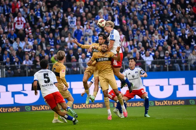 Hamburgs Sebastiaan Bornauw köpft den Ball auf das Tor. | Foto: Gregor Fischer/dpa