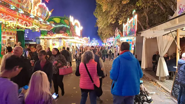 Die Lautrer Oktoberkerwe 2026 lockt mit bunten Lichtern, rasanten Fahrgeschäften und kulinarischen Klassikern auf den Messeplatz in Kaiserslautern. | Foto: Monika Klein