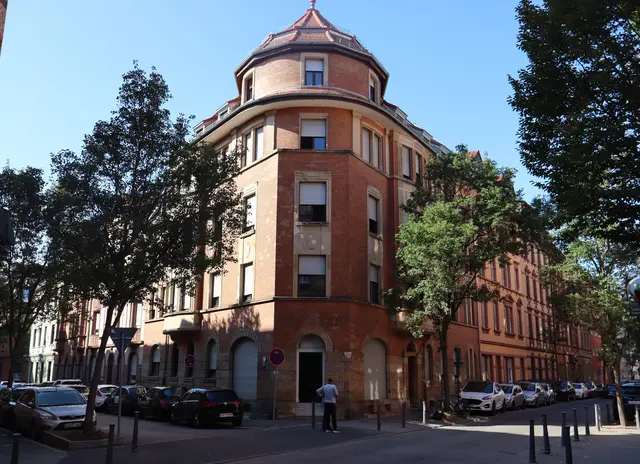 Das Eckwohnhaus erinnert an dorische Turmarchitektur aus der Antike.  | Foto: JG