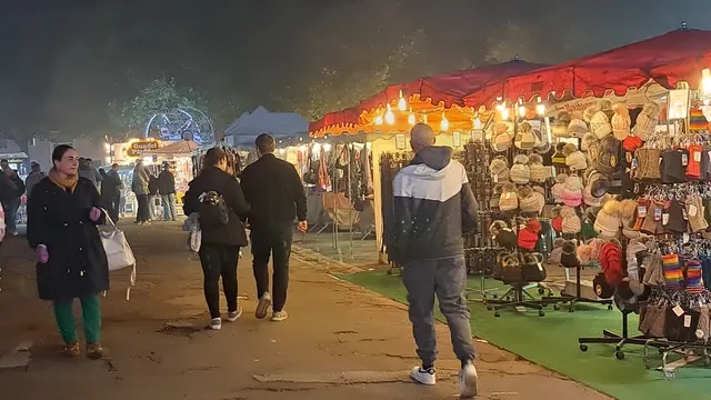 Zwischen Fahrgeschäften und Imbissständen lädt das Shopping-Gässje auf der Lautrer Oktoberkerwe zum Stöbern ein. | Foto: Monika Klein
