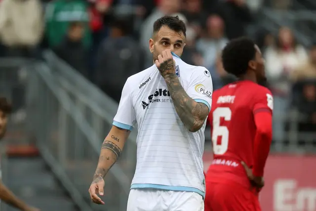 Ein enttäuscht schauender Waldhof-Spieler Goncalo Gregorio in Würzburg. | Foto: Scheuring/PIX-Sportfotos