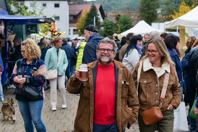 Gute Laune beim Keschdemarkt: Bei einem gemütlichen Bummel über den Johann-Naab-Platz genossen die Besucher die herbstliche Marktatmosphäre. | Foto: Erik Stegner