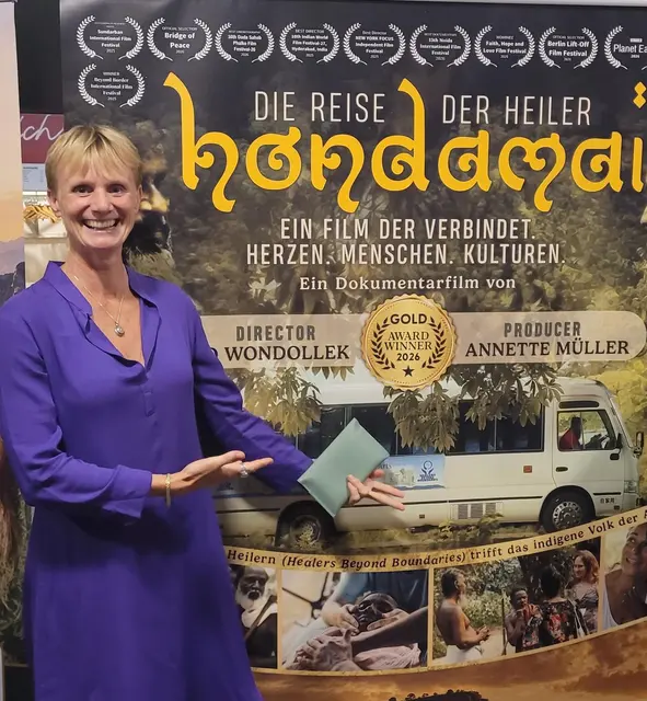 Der Dokumentarfilm „HonDaMai – Die Reise der Heiler“ läuft am 28. November im Gräserhof Ilbesheim. Nicole Schöbe aus Ilbesheim unmittelbar vor der Filmpremiere des mehrfach international ausgezeichneten Dokumentarfilms | Foto:  Nicole Schöbe/Gratis