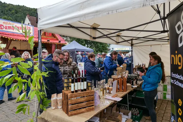 Auch abseits der klassischen Kastanienspezialitäten gab es beim Keschdemarkt einiges zu entdecken. Zahlreiche Marktstände luden zum Probieren, Stöbern und Einkaufen ein. | Foto: Erik Stegner
