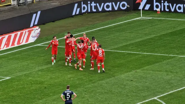 Jubeltraube nach dem 1:0 für den FCK durch Neuzugang Miloš Luković | Foto: Ralf Vester
