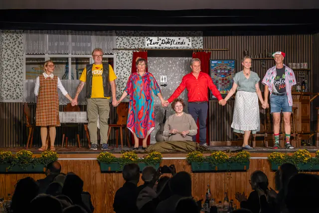 Schauspieltruppe mit Souffleuse | Foto: Johann-Peter Melder