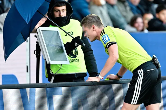Wieder mal vor dem Bildschirm: Schiedsrichter Florian Exner | Foto: Uwe Anspach/dpa