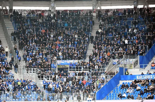 Stellten aus Protest den Support ein: Lilien-Fans in Karlsruhe.  | Foto: Uli Deck/dpa
