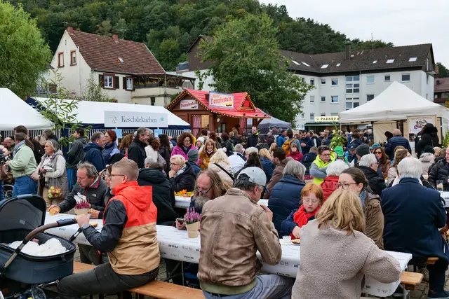 Dichtes Gedränge auf dem Johann-Naab-Platz: Tausende Besucher zog es am Sonntag zum traditionellen Keschdemarkt nach Hauenstein. Auch das wechselhafte Herbstwetter konnte die gute Stimmung nicht trüben. | Foto: Erik Stegner