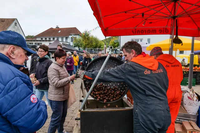 Frisch geröstete Maroni gehören zum Keschdemarkt einfach dazu. Auch am Sonntag waren die Kastanienspezialitäten bei den Besuchern in Hauenstein gefragt. | Foto: Erik Stegner