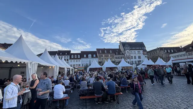 Impressionen vom Fest des Federweißen 2026 auf dem Landauer Rathausplatz. | Foto: Annina Ksionsek