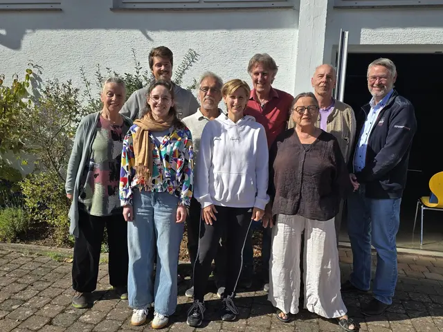 „Monarchen, Markt und Märe“ überträgt die Nibelungensage auf aktuelle Fragen zu Macht, Medien und Desinformation. Bei der szenischen Lesung in der Pfalzbibliothek Kaiserslautern kann das Publikum den Ausgang der Geschichte mitbestimmen. Das Foto zeigt das Lesungsteam. | Foto: Thomas M. Mayr/gratis