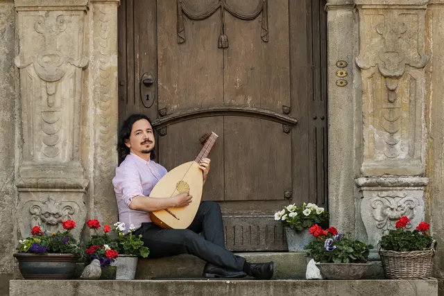 Der aus Costa Rica stammende Lautist Sergio Coto-Blanco gastiert am Sonntag, 25. Oktober, mit Musik aus fünf Jahrhunderten in der historischen Kapelle „Zu Unserer Lieben Frau“ in Annweiler. | Foto: Martin Graf