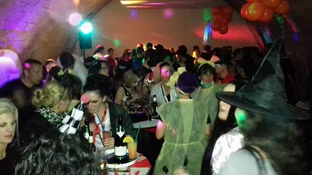 DJ Häkel spielt bei der Halloween-Party im Gewölbekeller des Hohenstaufensaals. | Foto: Fanfarenzug „Die Trifelsherolde“ Annweiler e.V.