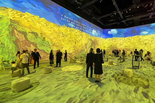 Die Besucher tauchen mitten in Van Goghs Kunst ein: Großflächige Projektionen hüllen den Raum vollständig in die weltberühmten Gemälde des Malers. | Foto: Exhibition Hub