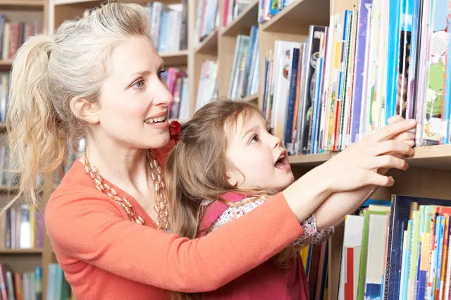 In der Stadtbücherei gibt es eine Vorlesestunde für Kinder ab vier Jahren. / Symbolfoto | Foto: highwaystarz/stock.adobe.com