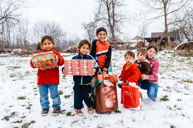 Schuhkartonverteilung bei Kindern einer Roma-Familie in Rumänien. | Foto: David Vogt
