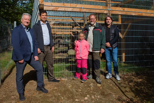 Bei der Einweihung am Wildkatzengehege im Wildpark Betzenberg freuen sich Stadt und Förderverein über die fertige Anlage. Auf dem Foto sind von links Klaus-Jürgen Schimansky, Vorsitzender des Fördervereins Wildpark Betzenberg, Beigeordneter Manuel Steinbrenner, Jens Heinz von der Abteilung "Forsten / Wildpark" Betzenmberg mit seiner Tochter sowie Gerhard Prottung, Leiter des Referats Grünflächen, zu sehen. | Foto: M. Kehrer, fotowerkstatt-kl.de
