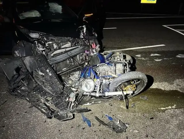 Bei einem schweren Unfall an der K13 nahe Landau wurde ein 18-jähriger Motorradfahrer schwer verletzt. Die Anschlussstelle Landau-Godramstein an der B10 war nach dem Zusammenstoß rund vier Stunden gesperrt. | Foto: Polizeidirektion Landau
