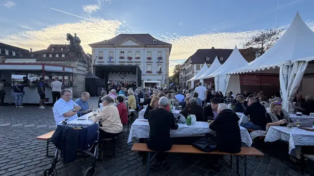 Impressionen vom Fest des Federweißen 2026 auf dem Landauer Rathausplatz. | Foto: Annina Ksionsek