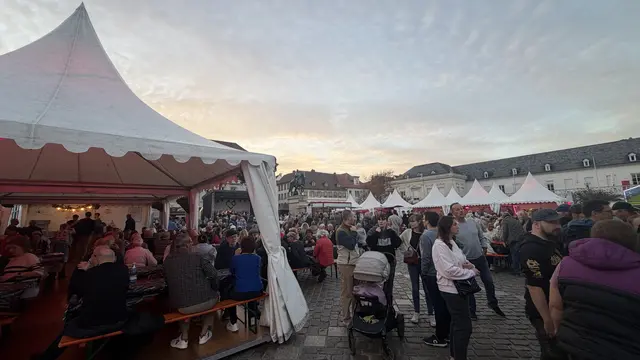 Impressionen vom Fest des Federweißen 2026 auf dem Landauer Rathausplatz. | Foto: Annina Ksionsek