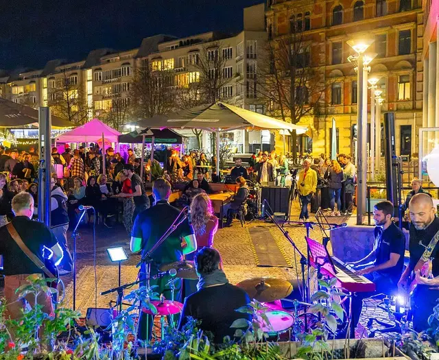 Eine Band spielt bei einem Open-Air-Konzert vor Publikum. | Foto: Jürgen Rösner/Stadt Karlsruhe