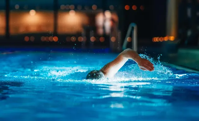 Das OstparkBad lädt am Samstag zum Schwimmen bei Kerzenschein ein. | Foto: Frankenthaler Bäder- und Parkbetriebsgesellschaft