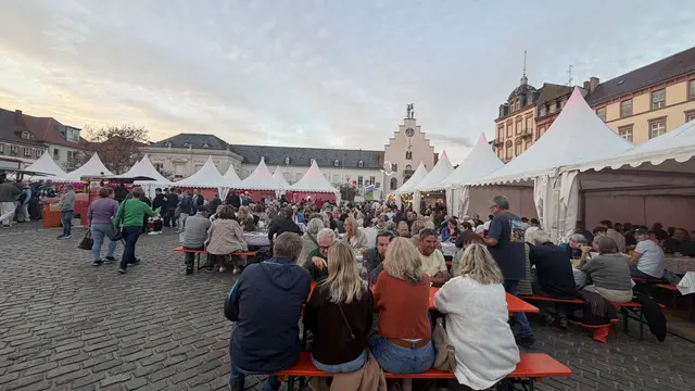 Impressionen vom Fest des Federweißen 2026 auf dem Landauer Rathausplatz. | Foto: Annina Ksionsek