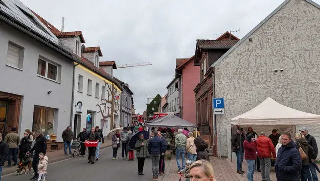 Der Weilerbacher Herbstmarkt lockte zahlreiche Besucher an. Gewerbevereinsvorsitzender Frederic Frohnhöfer zieht trotz des Regens am Nachmittag eine positive Bilanz. | Foto: Gewerbeverein Weilerbach/gratis