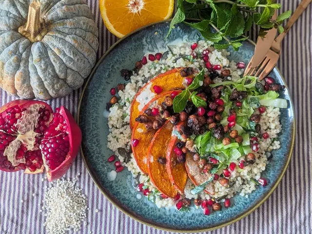 Das Graupen-Bett für den orientalischen Ofenkürbis ähnelt einem Risotto. Die Granatapfelkerne erinnern an rot gefärbte Herbstblätter. | Foto: Doreen Hassek/dpa-mag