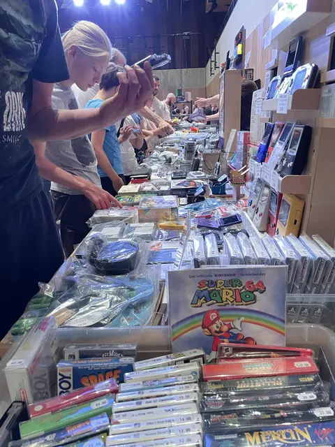 Bei der RetroGamesCon in Forst können Besucher alte Konsolen und Arcade-Spiele ausprobieren. | Foto: KüHe Event UG 
