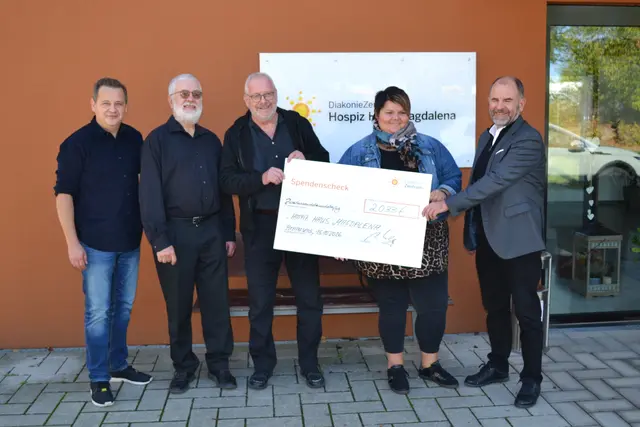 Gernot Gölter, Helmut Gölter, Rolf Tilly, Simone Jennewein und Carsten Steuer (von links) bei der Spendenübergabe | Foto: Frank Schäfer