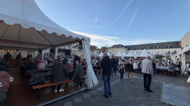 Impressionen vom Fest des Federweißen 2026 auf dem Landauer Rathausplatz. | Foto: Annina Ksionsek