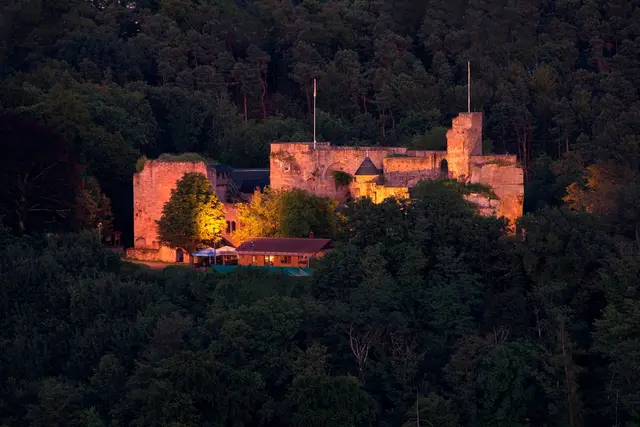 Bei der Taschenlampenführung auf Burg Nanstein entdecken Gäste die Anlage am Abend im Licht ihrer eigenen Lampe. | Foto: Verbandsgemeinde Landstuhl