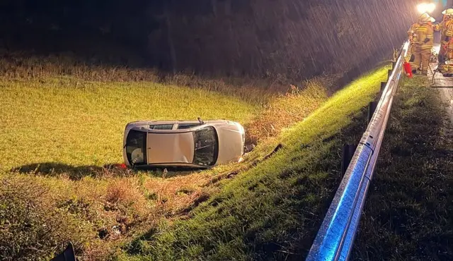 Verkehrsunfall am Sonntagabend, 18. Oktober, auf der Landstraße zwischen Mehlbach und Schallodenbach: Ein Autofahrer ist mit seinem Pkw von der Fahrbahn abgekommen. | Foto: Freiwillige Feuerwehr VG Otterbach-Otterberg
